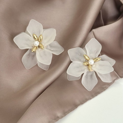 Lilium White brass earrings new, flower stud