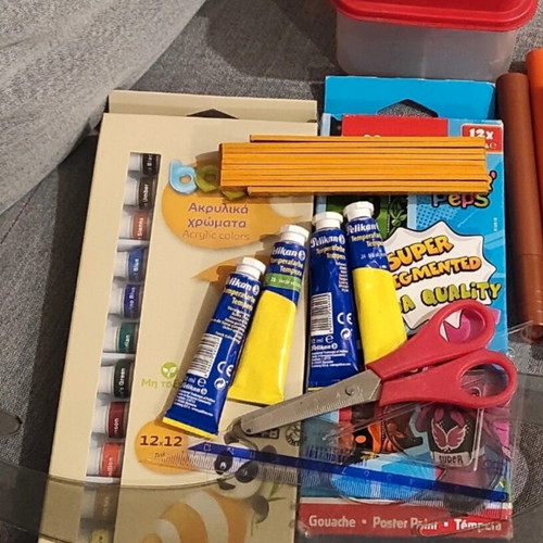 Art supplies pack used with acrylic and tempera paints