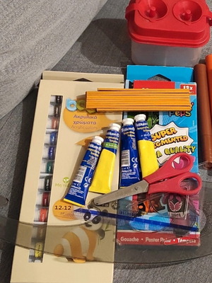 Art supplies pack used with acrylic and tempera paints