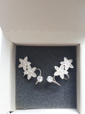 Silver earrings with zircon like new