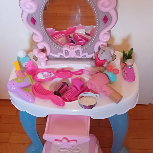 Martin Toys Beauty Vanity with Lights, Music and Stool like new