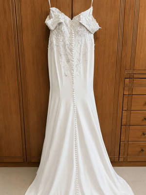 Wedding dress white with embroidered bust like new, size M