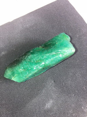 Uncut emerald 1129.00 carats with certificate