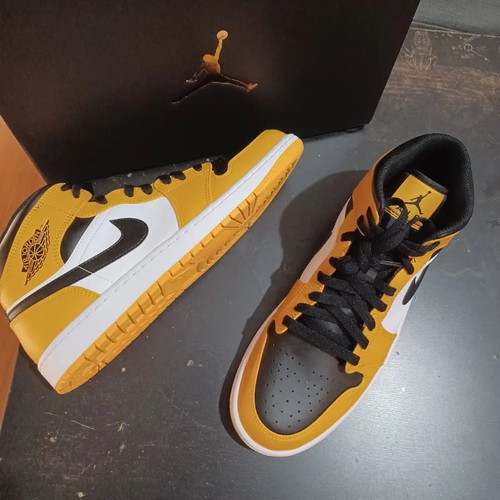 Air Jordan 1 Mid Taxi/White/Black new, size EU 44.5