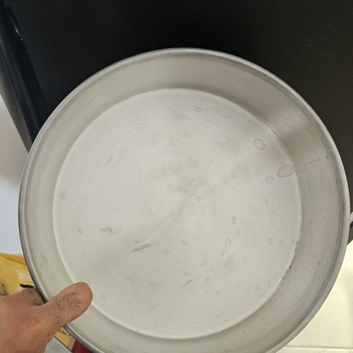 Aluminum Deep Baking Pans set of 4 like new, sizes 28 and 30 cm