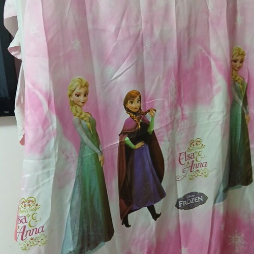 Frozen girls' curtain like new 2.75×2.65