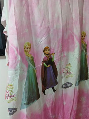 Frozen girls' curtain like new 2.75×2.65