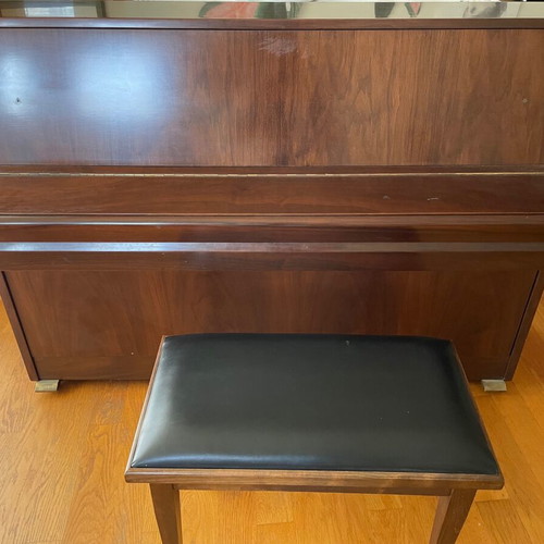Granada by Samick S-105 piano like new, excellent condition
