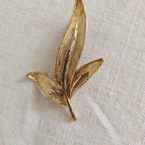 Leaf design pin like new, gold finish with engraved veins