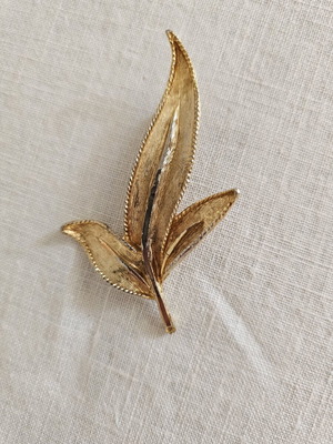 Leaf design pin like new, gold finish with engraved veins