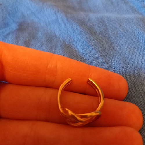 Gold ring like new, diameter 2 cm