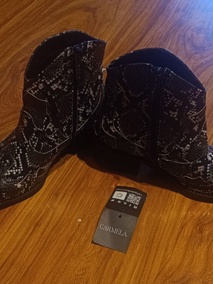 Women's boots size 35 like new