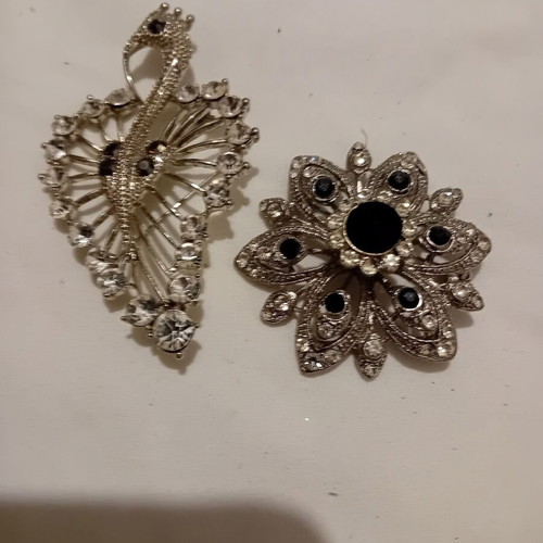 Vintage brooches pack of two like new