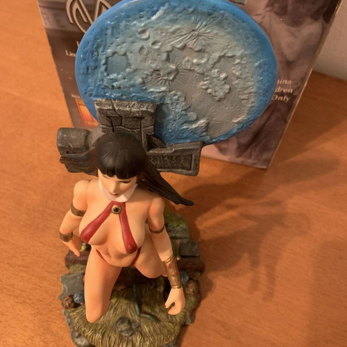 Vampirella statue new, limited edition 2001