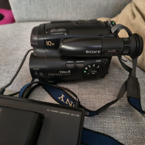 Sony Handycam CCD-TR303E Video 8 camcorder used with full accessories