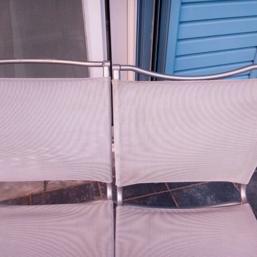 Amovoli glass built-in table like new with 2 aluminum chairs