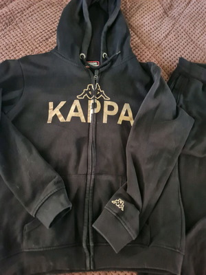 Kappa спортен комплект с горнище с качулка и цип и подходящ панталон в черно и златно