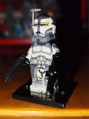 Φιγούρα Commander Wolffe (Phase 2) σαν καινούργιο με βάση και blasters