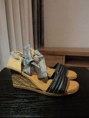 Flamingo platform espadrilles size 39 like new with organza ribbons