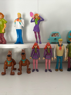 Scooby-Doo set of 13 figures and 2 Mystery Machines used