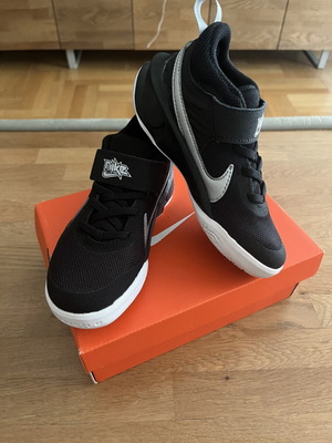 Nike Team Hustle D 10 (PS) kids' shoes size 28, black and silver