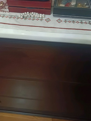 Συρταριέρα με τρία μεγάλα ενιαία συρτάρια και λευκό μάρμαρο σαν καινούργια