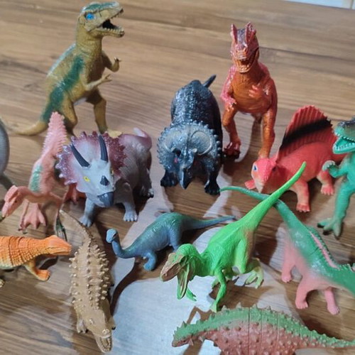 Dinosaur Figures set of 15 like new, plastic