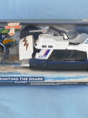 Hunting The Shark Playset with light and sound new