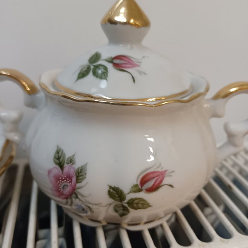 Sugar bowl and 3 saucers like new