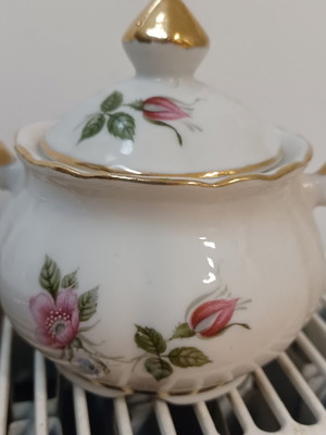 Sugar bowl and 3 saucers like new