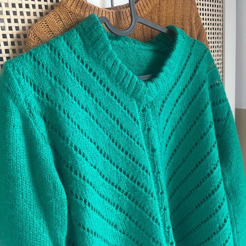 Wool knitted women's green sweater like new with V-neck