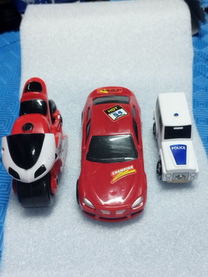 Set of 3 toy cars like new