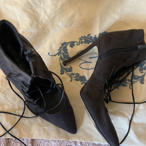 Sante lace-up heels size 39 narrow fit, heels need replacement