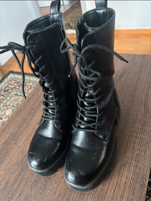 Migato boots size 38 like new, black