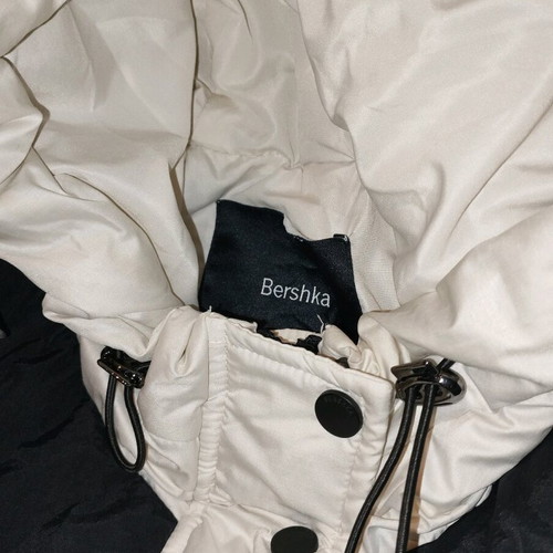 Bershka puffer jacket with hood like new, size Large, black and white