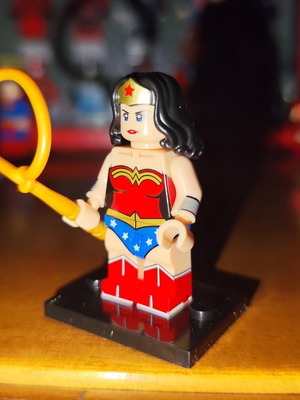 Φιγούρα Lego Wonder Woman σαν καινούργιο με βάση και εξαρτήματα