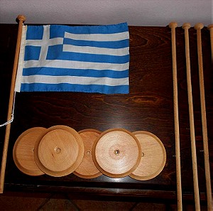Επιτραπέζιο Σημαιάκι με το Κονταράκι και την Βάση του & 4 ακόμα Βάσεις με τα Κονταράκια τους.