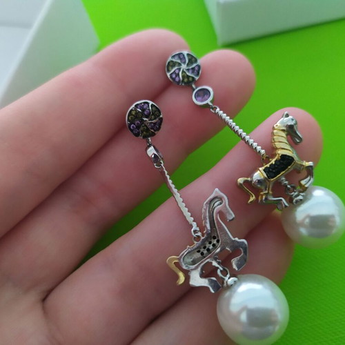 Carrousel earrings used with fake pearl