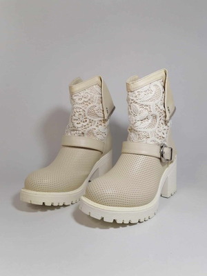 White lace ankle boots used, size 37