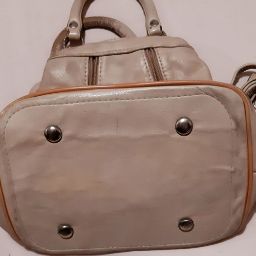 GGE large beige leather handbag used with removable strap and zipper