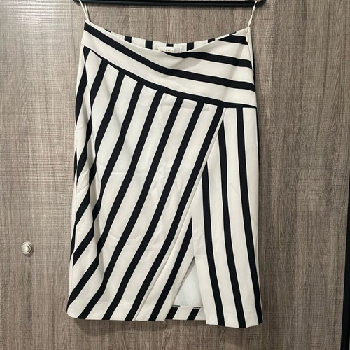 Derpouli skirt like new, size 1 with side zipper