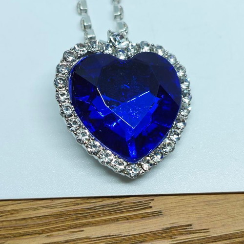 Heart of the Ocean jewelry set like new, pendant, earrings, bracelet