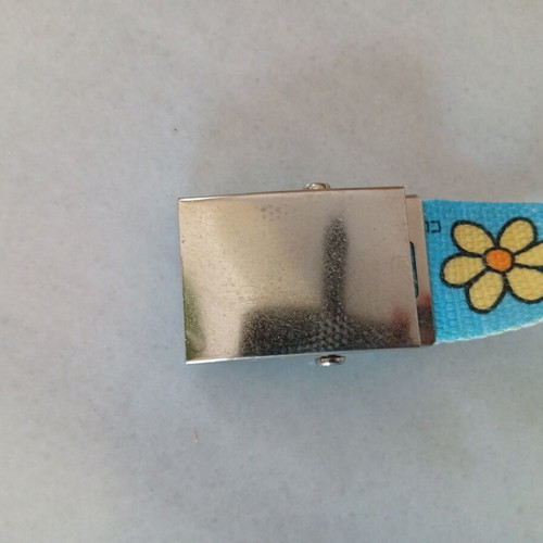 Fabric belt with daisy pattern like new, adjustable metal clip