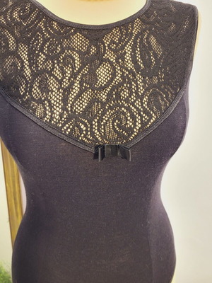 Μαύρο κορμάκι με δαντέλα σε vintage κατάσταση, μέγεθος S/M, σαν καινούργιο