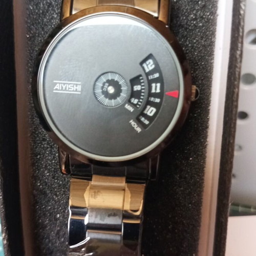 Analog watch with black bracelet new