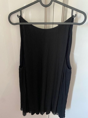 Massimo Dutti black top like new, size small, pleated design