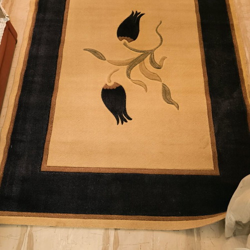 Living room rug with modern design like new, size 2.14x2.85