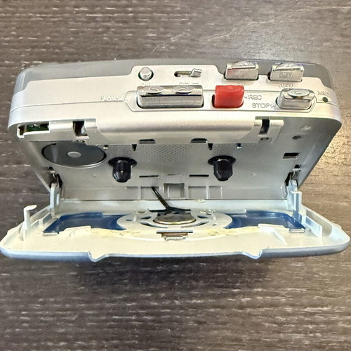 Walkman Sunny new with cassette problem, needs headphones