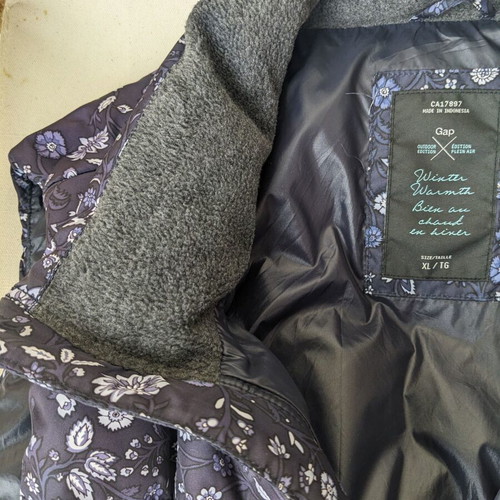 Gap sleeveless puffer jacket like new with floral pattern blue-purple