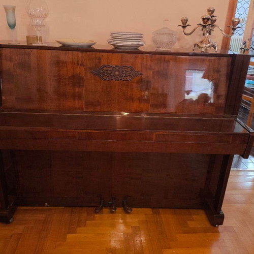 Akkopq Piano like new with three pedals